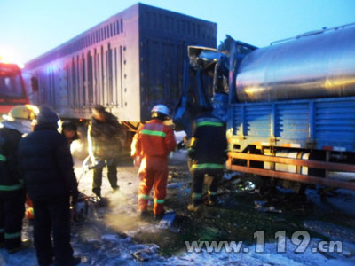 货车与运奶车追尾1死1伤 消防破拆救人