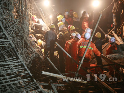 水泥厂在建工地坍塌 消防救出5名伤者