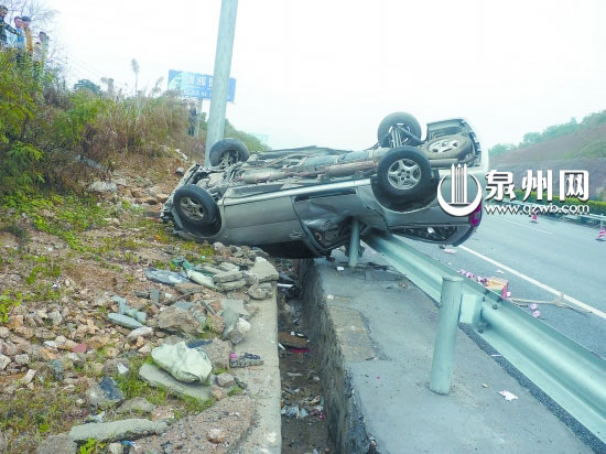 沈海高速泉港段小车撞护栏后翻车2死2伤