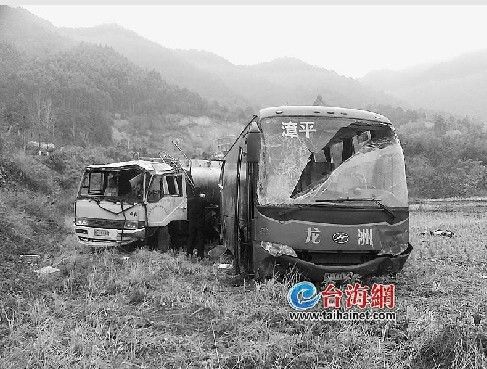 中巴车与油罐车滑出路面造成2死6伤（图）