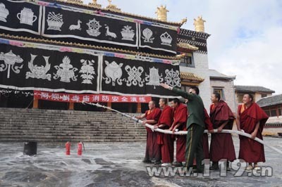 四川阿坝州百年历史寺庙僧侣演练消防/图