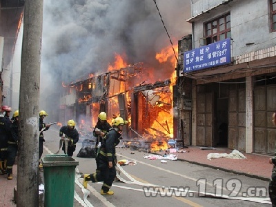 组图：江西棉花店起火殃及住宅 消防急救