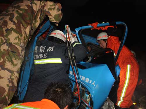 雨夜两车相撞一车逃逸 怀远消防救出2人