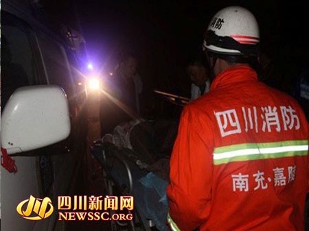 南充嘉陵高速公路轿车追尾事故2死2伤/图