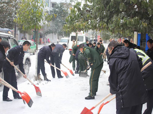 贵州雷山降大雪 消防官兵铲冰除雪忙