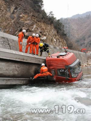 两罐车滑入河道困5人 消防17小时排险/图