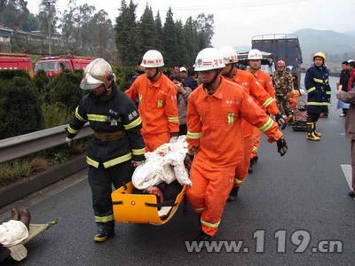 18车连环相撞 楚雄消防兵分两路紧急救人