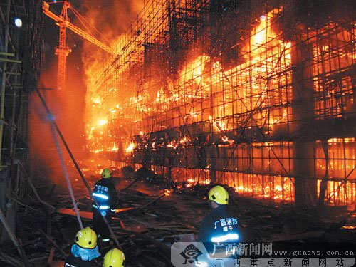 南宁烟厂在建车间大火 工地乱象救火难/图