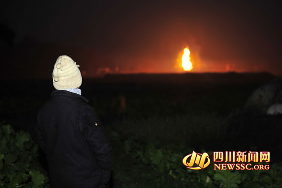 中石油四川油气田发生井喷 专业救援队抢险