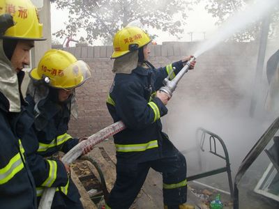 邢台一工地人员宿舍起火 疑电线老化所致