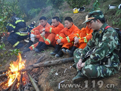 梧州山体滑坡7人遇难 消防坚守2天2夜/图