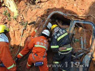 梧州山体滑坡事故已致2死 消防仍在搜救