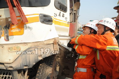 工程车大客路口相撞伤18人 丽水消防急救