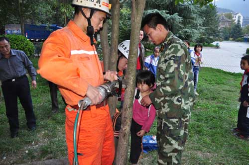 树杈“咬”住小学生不放 消防巧救出