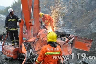 25吨巨石压扁碎石机致1死 消防紧急救援/图