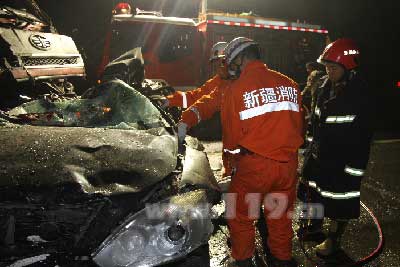 吐乌大高速发生车祸4死9伤 阜康消防急救