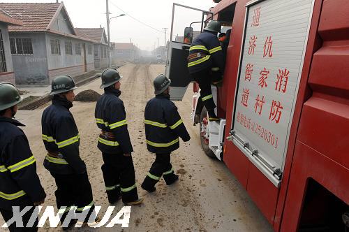 青岛农民自建消防队 村头防火保平安/图