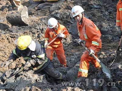 梧州山体滑坡事故已致2死 消防仍在搜救