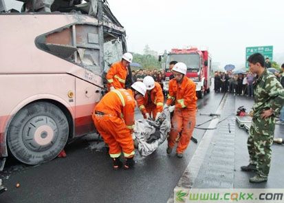 彭水一客车高速追尾货车 一死三伤（图）