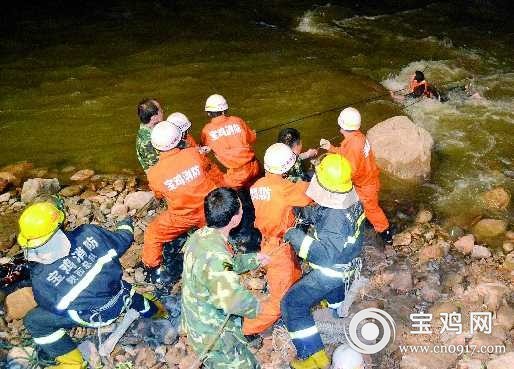 宝鸡消防官兵午夜泅渡营救两男（图）