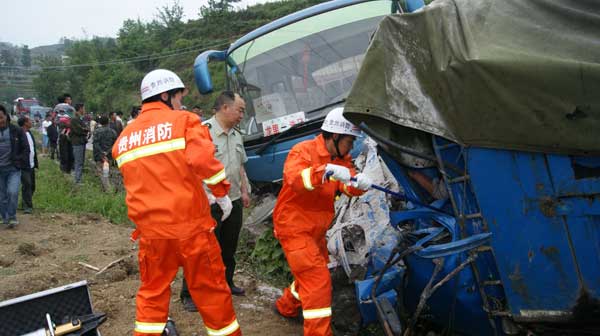 四车大相撞一人被困 龙里消防紧急救援