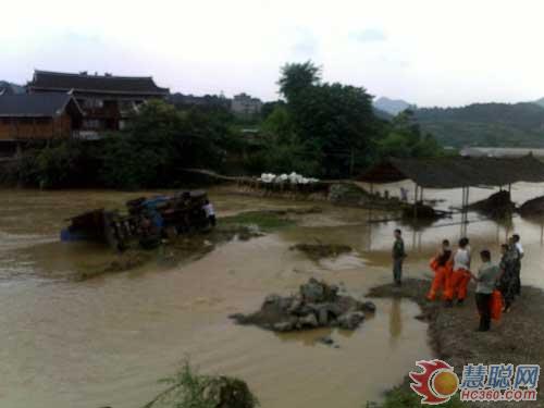 暴雨致多处受灾 黔东南消防抗洪保民生