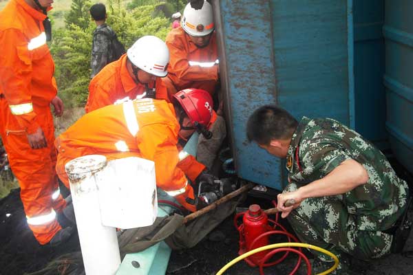 煤车侧翻困驾驶员 安顺黄果树消防急施援