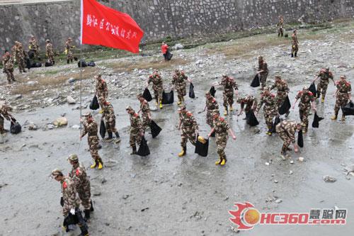 重庆黔江驻黔部队官兵争当雷锋传人