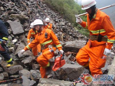 组图：消防官兵奋战川滇地震一线救援