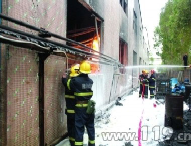 在建工厂柴油储罐爆炸着火 消防及时扑灭