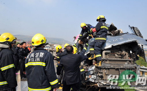 核载30吨实载超过60吨 货车坠路基2死1伤