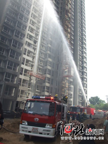 组图：石家庄华域城在建33层高楼突发大火