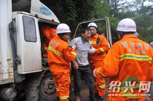 暴雨侵袭事故频发 消防不间断排险救人