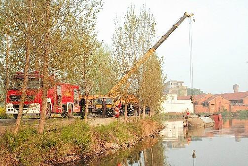 载38吨双氧水槽罐车坠河 消防紧急排险