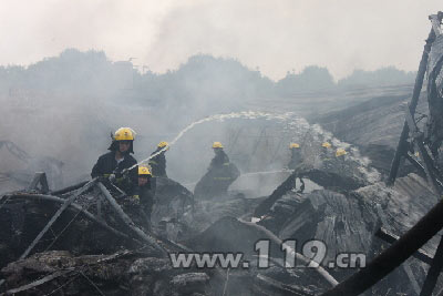 金华一材料厂突发火灾 87名消防员扑救