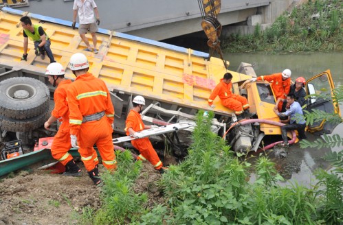 两车相撞落水一死一伤 杭州消防破拆救援