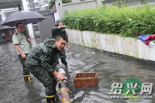 暴雨侵袭事故频发 消防不间断排险救人