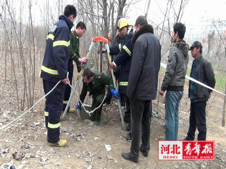 组图：男子跌入20米深井 消防员井下救援