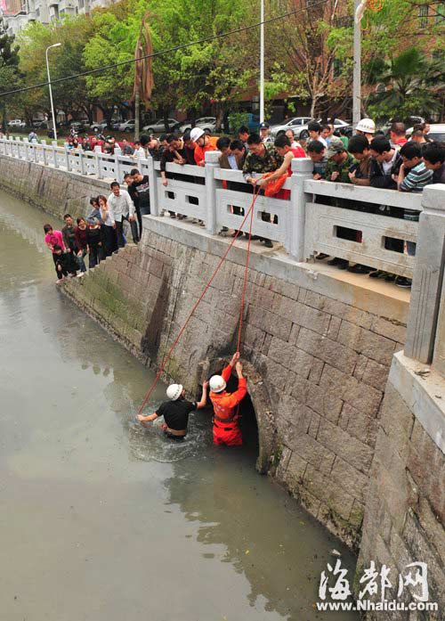 男子为躲避债主追赶 跳河藏进污水管50米