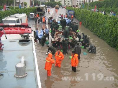 大暴雨突袭险哈密 消防官兵排除多处险情