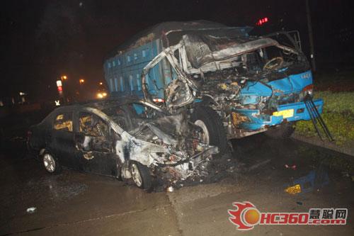 两车相撞起火“吓跑”肇事车 消防快速灭火