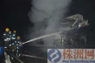 泵车在醴潭高速路上爆胎 燃起2米多高大火