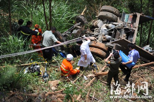 泉州罗溪镇农用车坠落20米山谷 致1死2伤