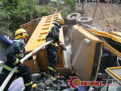 货车滑落山崖油箱破裂困一人 消防驰援