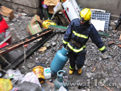 棚户区大火殃及17户 消防登梯爬楼灭火