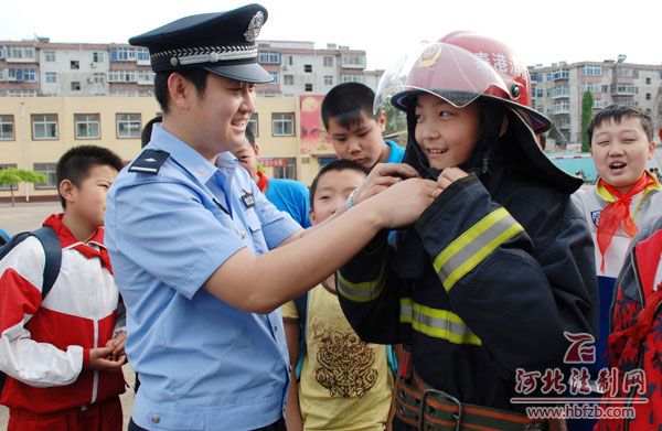 秦皇岛消防进校园学生“零距离”体验