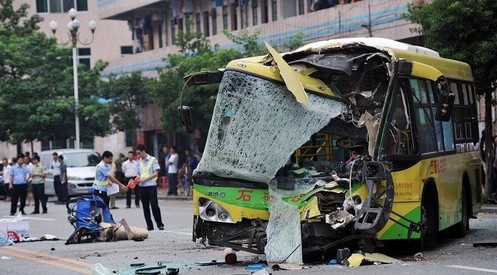 公交避车不及钻进路边店 三连撞致1死16伤