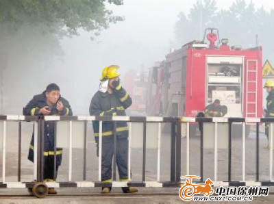 大货撞漏满载苯液槽罐车 致数百辆车拥堵