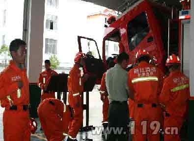 云南发生5.7级地震 丽江消防灾区急救/图