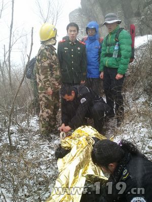 驴友被困花果山 连云港消防风雪中营救